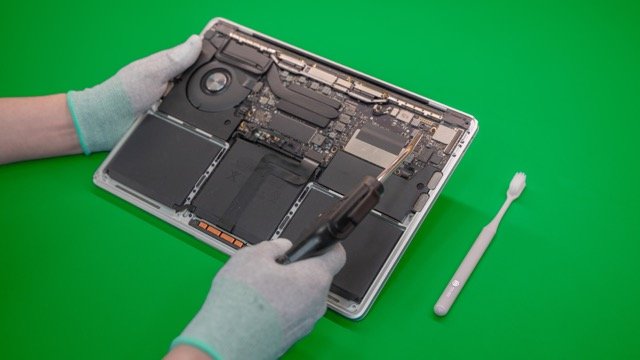 Čištění MacBooku od prachu